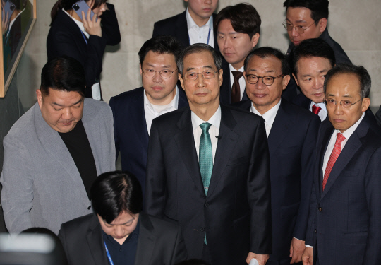 한덕수 전 국무총리가 2일 국회 소통관에서 대통령 선거 출마를 선언하기 위해 국민의힘 친윤(親윤석열)계 추경호(오른쪽 첫번째)·성일종(오른쪽 두번째) 의원, 호남 출신 이정현(오른쪽 세번째) 전 의원 등과 기자회견장으로 향하고 있다. 출마 회견장엔 친윤계 박성민·구자근·송언석·이종욱·김미애·이인선 등도 함께했다.<연합뉴스 사진>